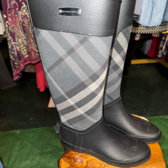Burberry Black and Gray Winter Boots for Rainy Days - Picture 3 of 9